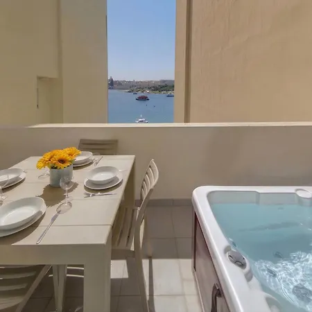 Sapphire & Penthouse With Heated Jacuzzi