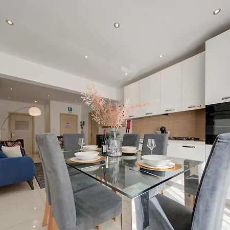 Sapphire & Penthouse With Heated Jacuzzi Apartment