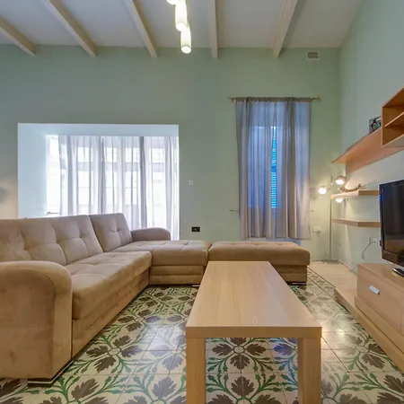 Sapphire & Penthouse With Heated Jacuzzi Apartment *